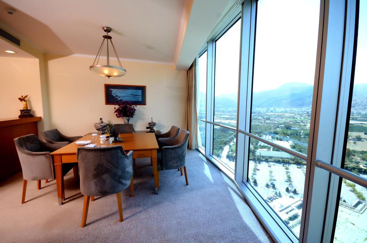 윈덤 그랜드 이즈미르 오즈딜렉 호텔 외부 사진 A view of the dining room in a suite at the Ritz-Carlton, Santiago