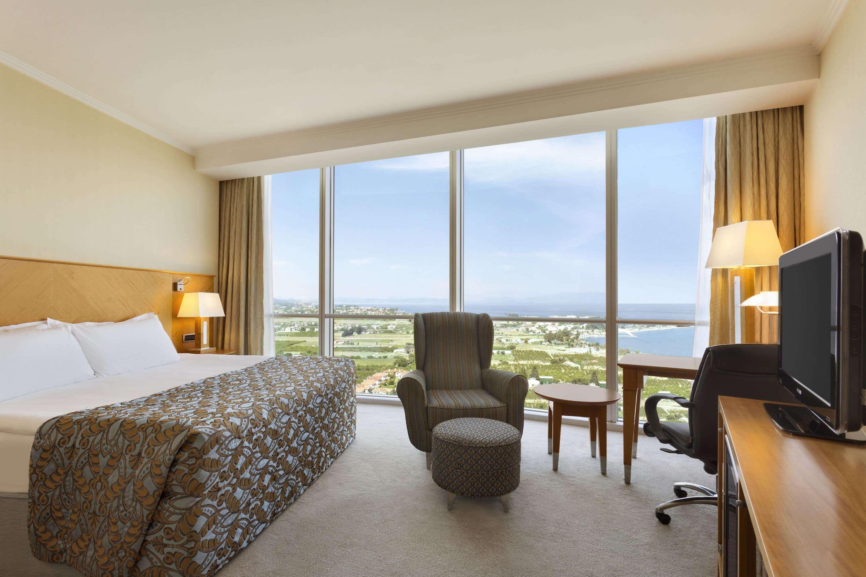 윈덤 그랜드 이즈미르 오즈딜렉 호텔 외부 사진 A typical guest room at the Hilton San Diego Bayfront