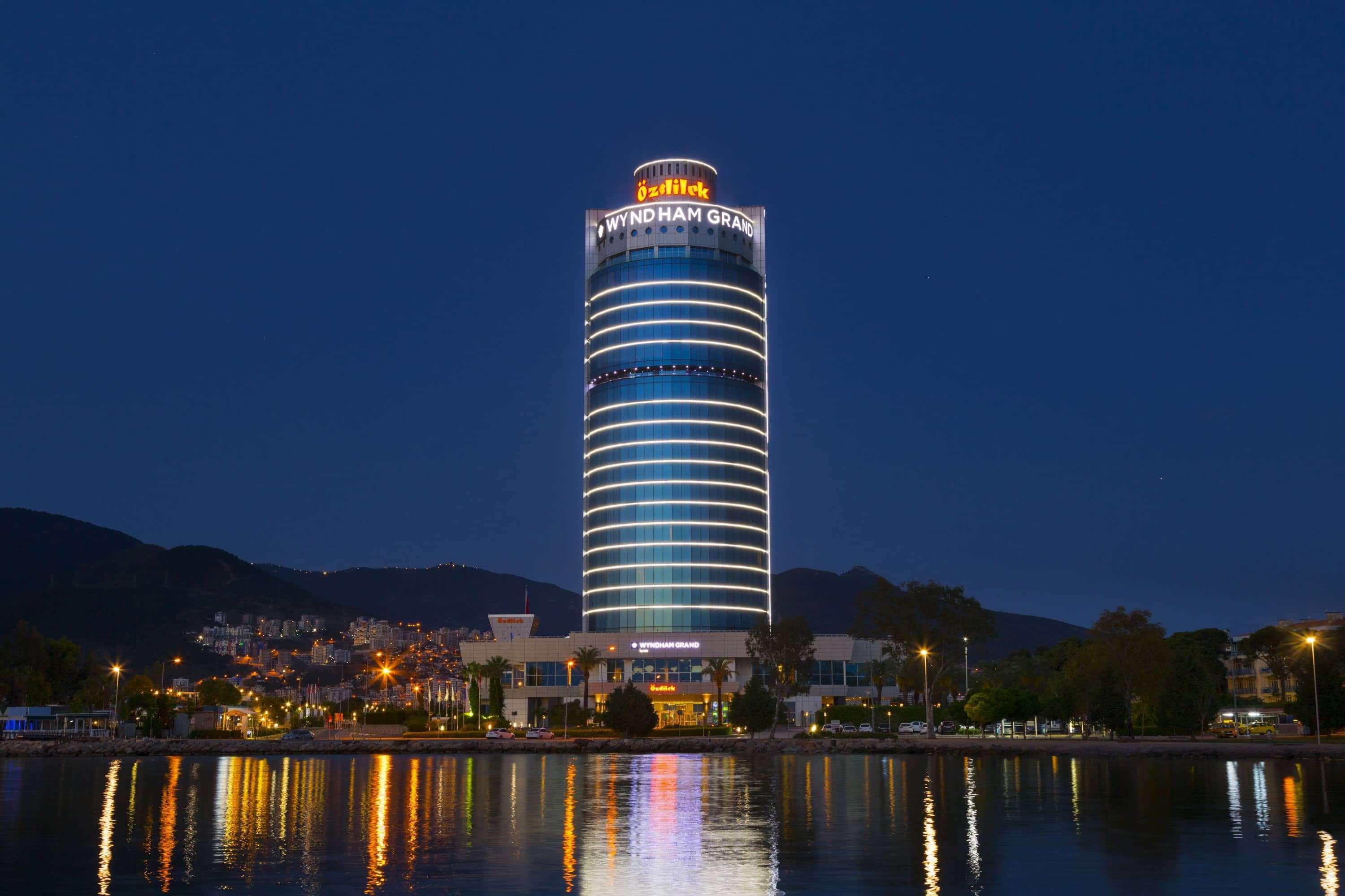 윈덤 그랜드 이즈미르 오즈딜렉 호텔 외부 사진 Hilton Tirana
