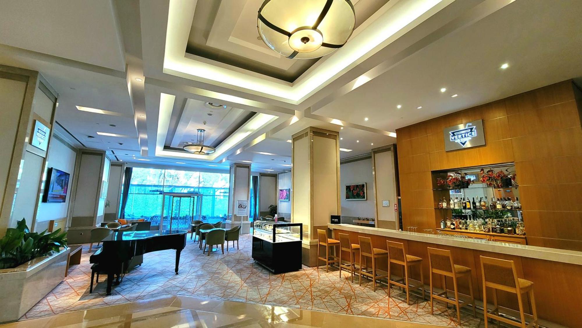 윈덤 그랜드 이즈미르 오즈딜렉 호텔 외부 사진 The bar at the lobby