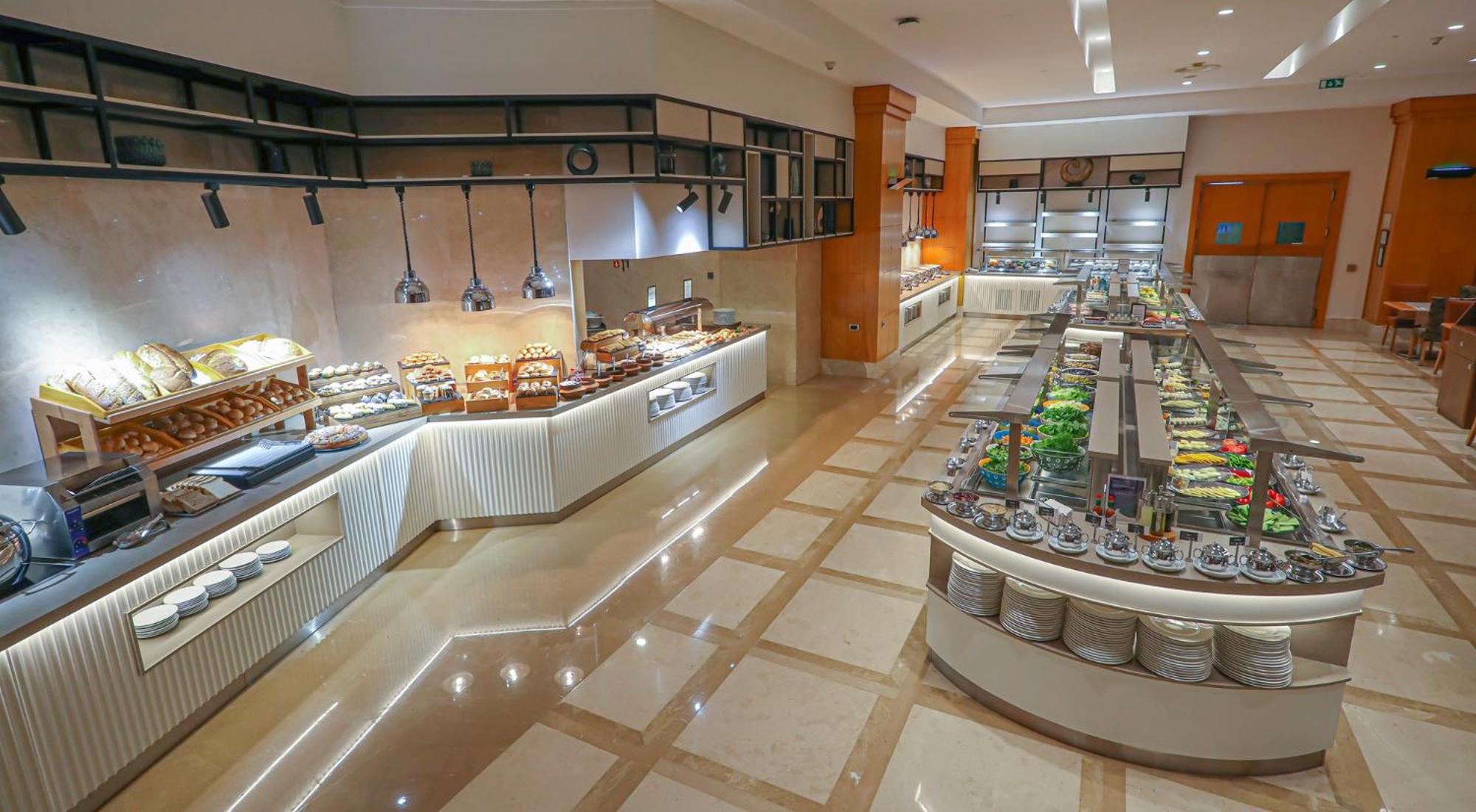 윈덤 그랜드 이즈미르 오즈딜렉 호텔 외부 사진 The buffet at the hotel