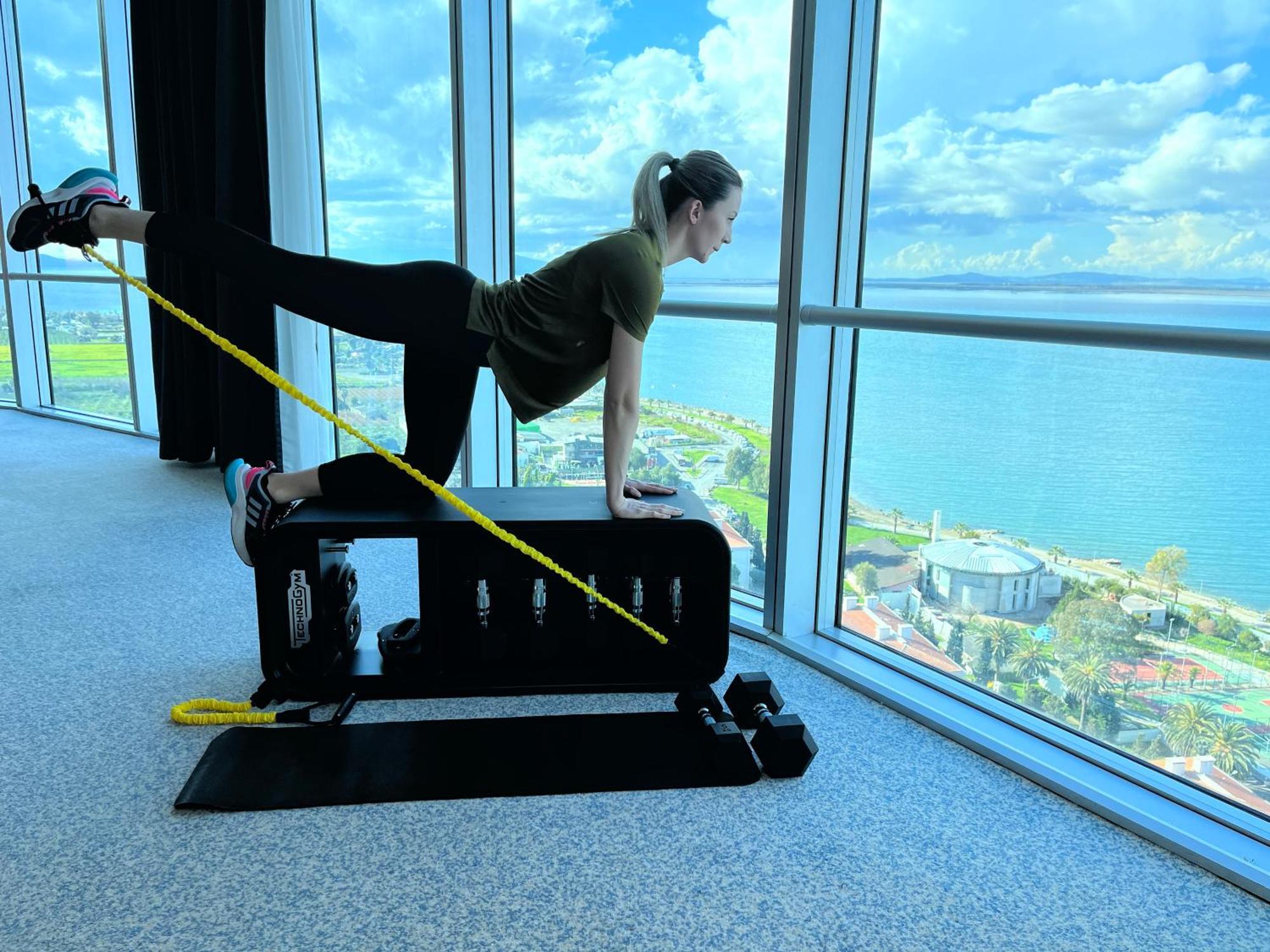 윈덤 그랜드 이즈미르 오즈딜렉 호텔 외부 사진 A woman using a Pilates machine